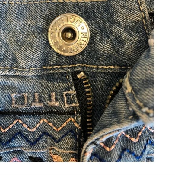 Seductions FD Denim Embroidered Shorts EUC - Picture 3 of 10